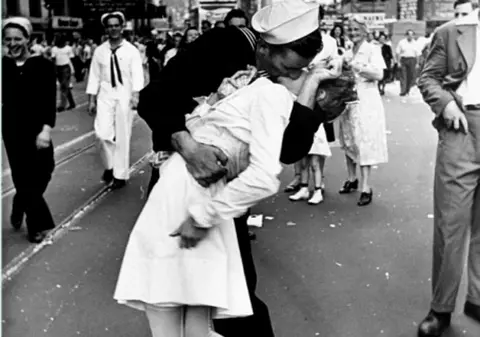 A murit marinarul din celebra fotografie a sărutului din New York. George Mendonsa avea 95 de ani