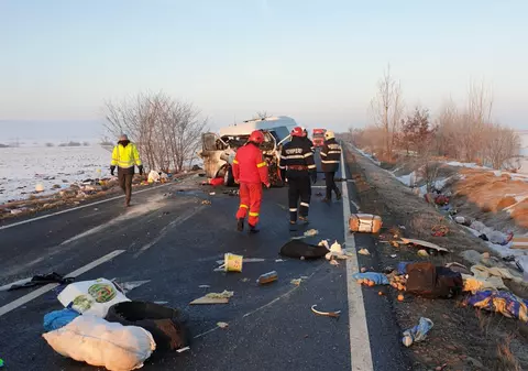 Accident grav în Suceava. Doi morți și șapte răniți după coliziunea dintre un microbuz cu o autoutilitară