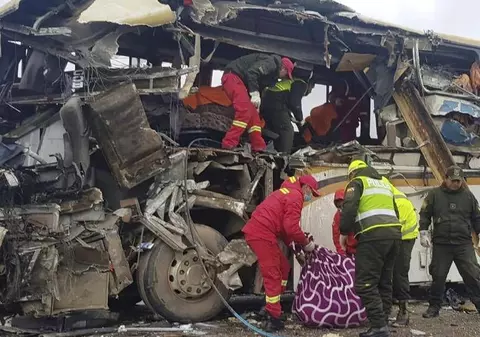 Accident grav în Bolivia: 24 de morţi și 15 răniţi, după ce un autocar s-a lovit de un camion