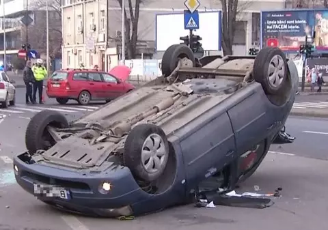 Accident auto lângă Palatul Parlamentului, soldat cu doi răniți. Una dintre mașini s-a răsturnat