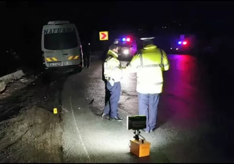 Microbuz cu 16 pasageri la bord, implicat într-un accident rutier în Mehedinți
