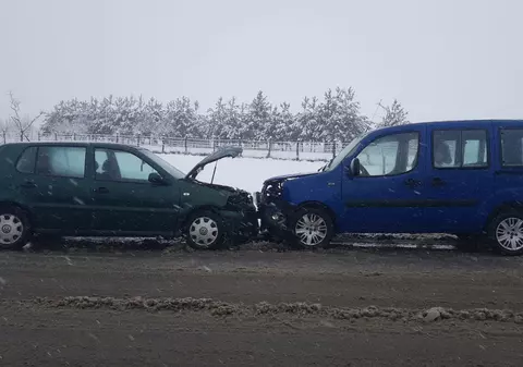 Un șofer din Sibiu a băgat în spital două pasagere. Bărbatul circula cu viteză, pe zăpadă, și a provocat un accident