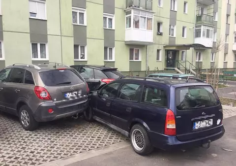 UPDATE / Șoferul din Sibiu care a lovit cinci mașini a murit la spital. I se făcuse rău la volan