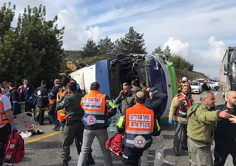 FOTO și VIDEO | Accident grav în apropiere de Ierusalim. Un autobuz s-a răsturnat pe autostradă: 2 morți și 41 de răniți