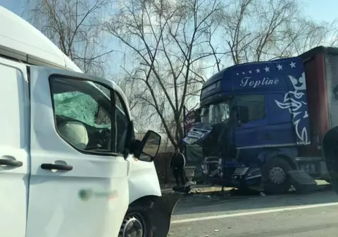 A intrat într-un tir și a plătit cu viața. Un craiovean de 37 de ani a murit într-un accident provocat de el