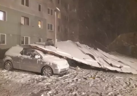 Acoperișul unui bloc din Câmpulung, smuls de vânt. Ce au constatat pompierii |FOTO