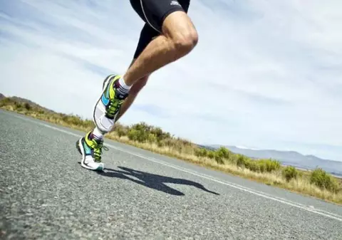 Elevii din învăţământul obligatoriu vor primi vouchere pentru "trening şi adidaşi”. Ce prevede proiectul MEN