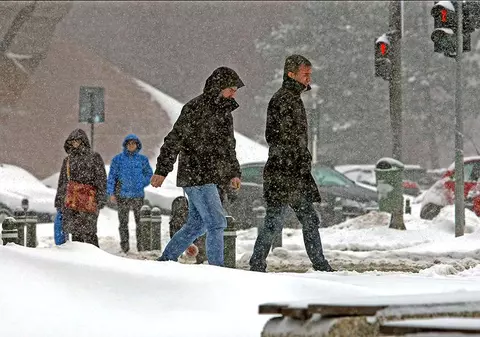 Un nou val de aer polar intră în România. Vremea se va răci și se întorc ninsorile, de joi