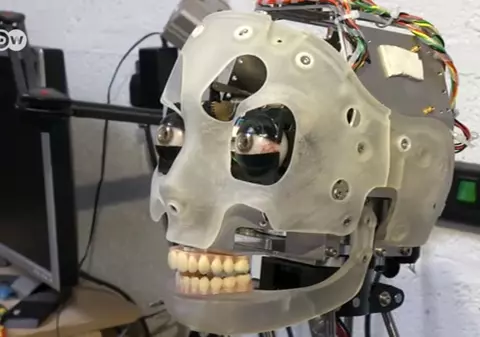 VIDEO | Ai-Da, primul robot din lume care pictează