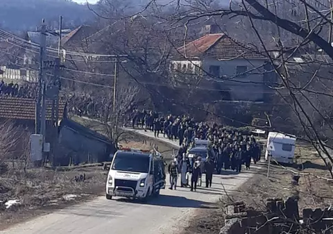 Alex Crăcui, tânărul care a murit pe scaunul de frizerie, a fost înmormântat. Sute de oameni l-au condus pe ultimul drum / FOTO
