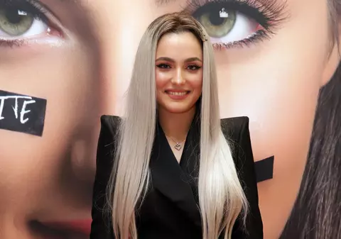 VIDEO/ Fiica Andreei Esca a intrat în afacerea familiei! Rujul ei, testat de mama și de tata înainte de lansare