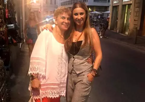 Un an de la moartea Ionelei Prodan. Anamaria a organizat astăzi parastasul mamei sale