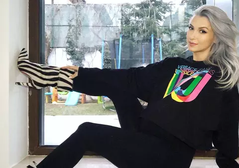 Andreea Bălan face economii serioase cu îngrijirea personală. Se vopsește singură și își face manichiura acasă