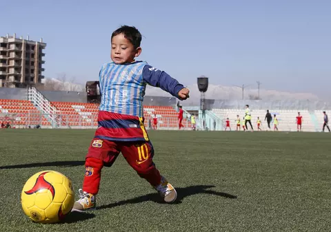 Băiețelul din Afganistan care și-a făcut tricou cu Messi dintr-o pungă trăiește un coșmar din cauza celebrității. S-a mutat cu familia în alt oraș, pentru a nu fi ucis de talibani / FOTO