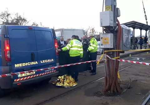 STB: Un bărbat din București a murit după ce a fost împins în fața tramvaiului de un om al străzii!