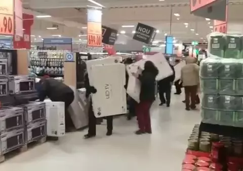 Bătaie pe televizoare, la Bacău. Oamenii s-au înjurat și îmbrâncit să prindă promoția |VIDEO