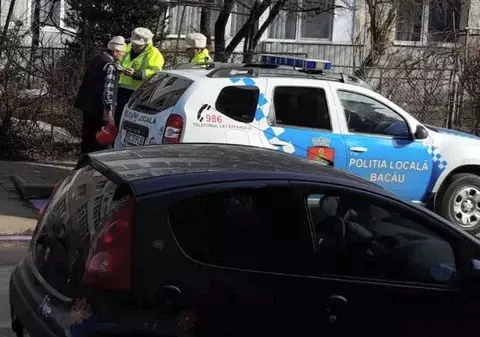 FOTO | Un bărbat din Bacău a vrut să-și marcheze locul de parcare cât mai vizibil, dar a fost amendat de polițiști!