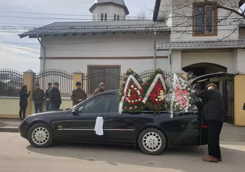 Valentina, fata ucisă de fostul iubit, condusă pe ultimul drum. Ce povestesc prietenii tinerei despre petrecerea din noaptea crimei (FOTO)