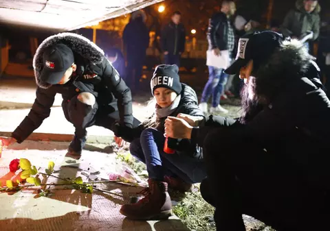 Zeci de persoane au aprins lumânări în fața blocului din Buzău unde a fost incendiată Valentina (FOTO&VIDEO)