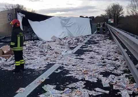Camion condus de un român, răsturnat pe o autostradă din Italia. Șoferul a fost rănit