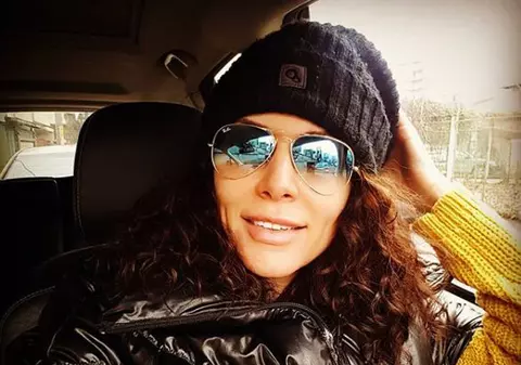 Carmen Brumă, atacată de fani. "Buze false, sprâncene false, totul fals"