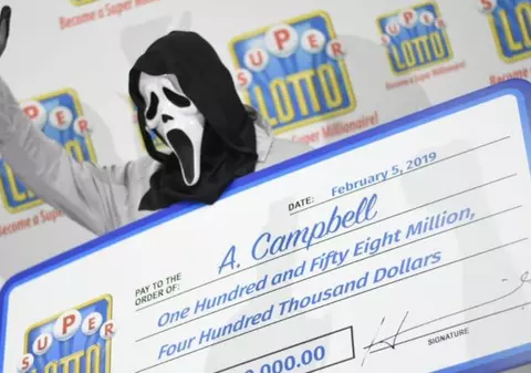 FOTO | Un câștigător la Loto și-a ridicat marele premiu deghizat într-un personaj horror, ca să nu afle rudele că a devenit milionar