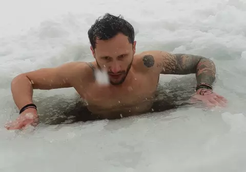 VIDEO/ Românul polar: face baie la copcă și are o sănătate de fier