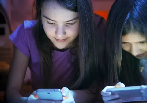 Studiu: De la ce vârstă îi dai copilului telefon sau laptop conectat la internet. Cum poți urmări pe ce site-uri intră și cât timp petrece online