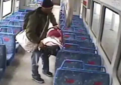 VIDEO | Greșeala făcută de un tată. Și-a lăsat copilul în tren și a coborât să fumeze o țigară. Au urmat clipe dramatice
