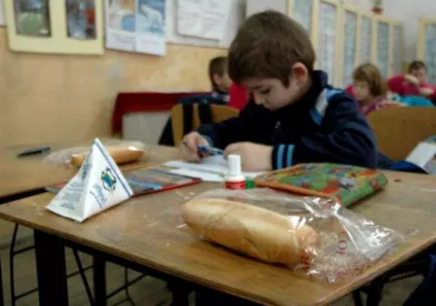 Programul "cornul și laptele” e blocat în Vâlcea. Elevii ar putea primi produsele tocmai în aprilie