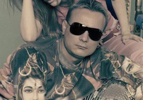 Un cântăreț român este victima unui furt bizar! Hoții l-au lăsat fără plăcuțele de înmatriculare, dar ce au făcut după este de neînțeles pentru polițiști