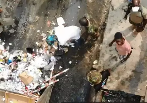 VIDEO | Țara în care există o zi națională a curățeniei în fiecare lună. Cetățenii ies pe străzi să strângă gunoaiele