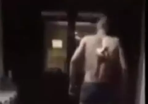 VIDEO | Motivul incredibil pentru care un bărbat înjunghiat se plimbă pe holurile unui spital, deși are un cuțit înfipt în spate