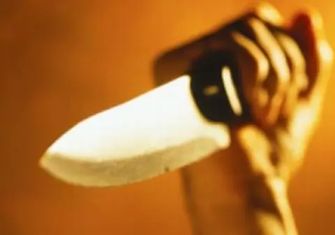 O fetiță de 11 ani din Galați a fost amenințată cu cuțitul pentru 15 lei. Suspectul ar mai fi tâlhărit și un alt copil