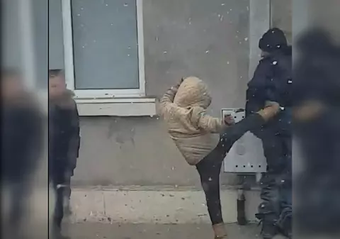 Doi copii din Brăila, filmați în timp ce bat un bărbat pe stradă. Minorii sunt căutați de Poliție / VIDEO