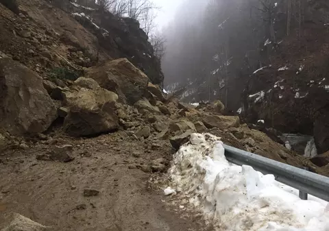 Drumul spre Schitul Pahomie din Vâlcea este blocat. O stâncă a căzut de pe munte / FOTO
