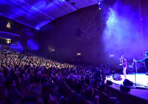 VIDEO/ David Duchovny a întârziat 30 de minute la concertul din București și s-a speriat de-o pană de curent