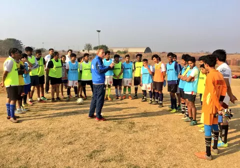 Christoph Daum promovează fotbalul în India, echipat în treningul naționalei României | GALERIE FOTO