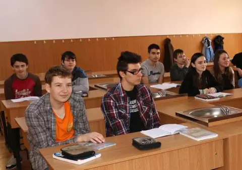 Angajatele unui liceu din Bacău, prinse cu mâncarea copiilor în geantă. Cum au fost descoperite