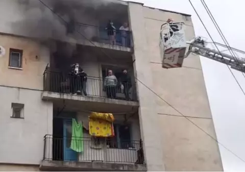 Explozie urmată de incendiu într-un cămin de nefamiliști din Iași. 20 de oameni au fost evacuați de urgență / FOTO&VIDEO