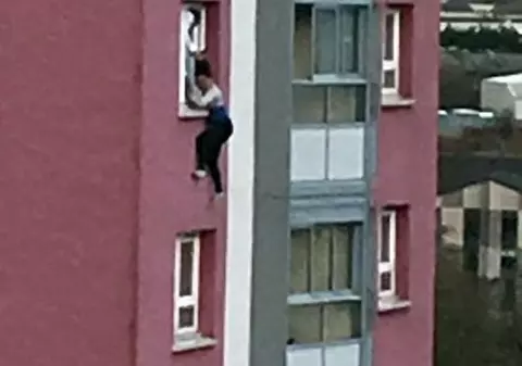 FOTO | Moment dramatic surprins de un trecător: O femeie ținută de păr, pe geam, înainte să cadă de la etajul 11