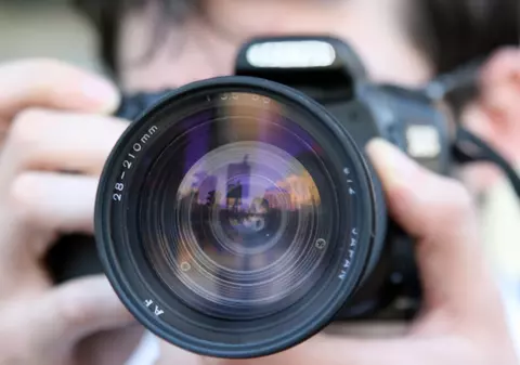 Fotograf american cercetat pentru violuri după pictoriale. Timp de 28 de ani a făcut asta