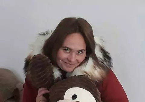 Cine este femeia împușcată de fostul soț în Neamț. Victima se refugiase în casa părinților ei de frica bărbatului | FOTO