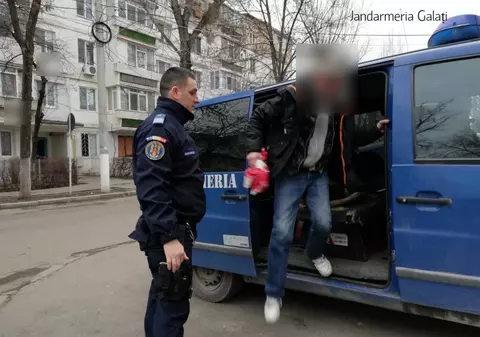 Un bărbat din Galați a urinat în tramvai. Un jandarm l-a prins și omul s-a ales cu o amendă mare