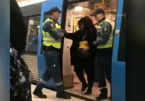VIDEO | O femeie gravidă a fost luată pe sus de gardienii de la metrou! Fetița ei de câțiva ani a fost martoră la această scenă!