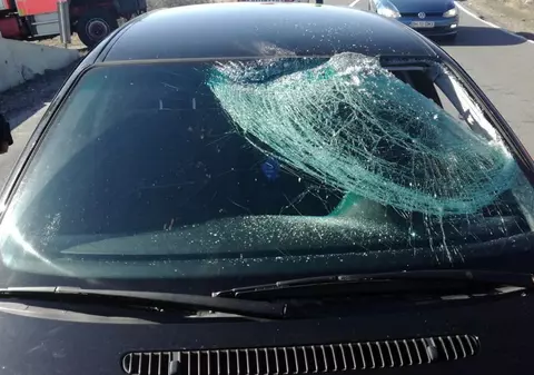 Șofer rănit de o bucată de gheață trecută prin parbriz, la Bihor. Polițiștii caută un TIR