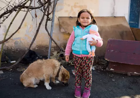 O fetiță născută în Anglia nu poate merge la grădiniță în Timișoara! Britanicii i-au greșit numele pe certificat, iar părinții s-au blocat în proceduri birocratice