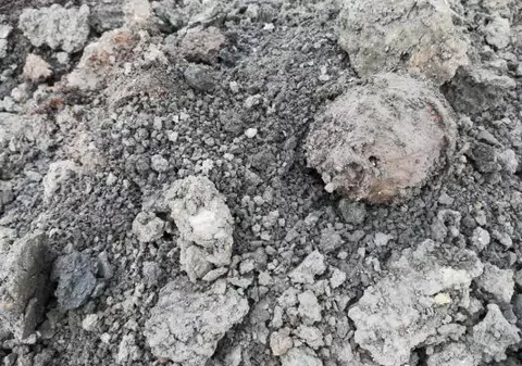 O grenadă a fost găsită îngropată lângă un sediu al poliției! Oamenii legii au trecut zilnic pe lângă pericol, dar habar n-au avut