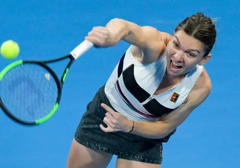 Simona Halep a învins-o pe Eugenie Bouchard și este în ”optimi” la Dubai. ”Cahill ar fi mândru de ea”