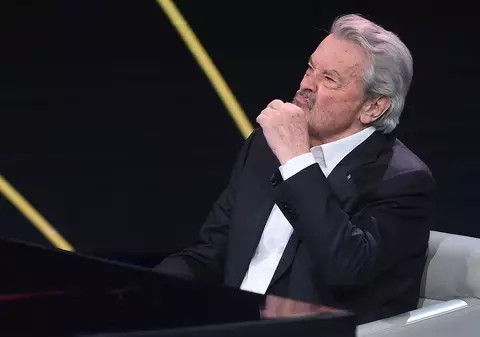 Actorul Alain Delon, acuzat că și-a închis fiul în cușca câinilor pentru „a-l întări”